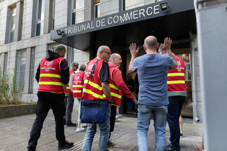 Des syndicalistes CGT de la Fonderie de Bretagne entrant au tribunal de Commerce, Lorient, le 3 juillet 2026