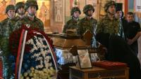 Des membres des forces armées serbes encadrent le cercueil de Ratko Mladic durant l'hommage public rendu à l'église Saint Luc de Belgrade, le 7 septembre 2026 