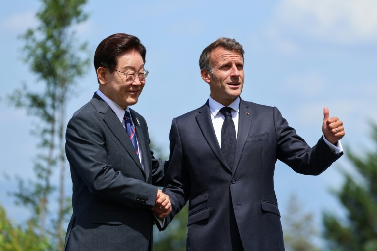 Le président français Emmanuel Macron (d.) accueille le président sud-coréen Lee Jae Myung lors de la cérémonie officielle précédant un déjeuner de travail dans le cadre du sommet du G7, à Evian, en Haute-Savoie, le 16 juin 2026