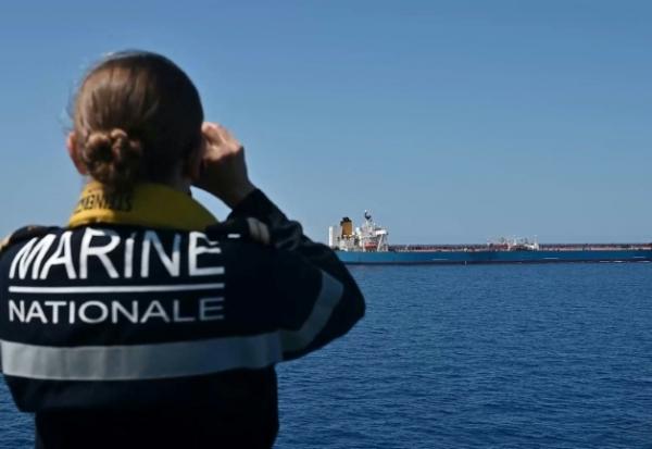 Image extraite d'une vidéo filmée par les forces de la Marine nationale française le 23 juin 2026 et diffusée le 25 juin 2026 montrant un officier de la Marine nationale française observant aux jumelles le pétrolier Deliver avant son interception en Méditerranée