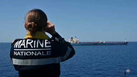 Image extraite d'une vidéo filmée par les forces de la Marine nationale française le 23 juin 2026 et diffusée le 25 juin 2026 montrant un officier de la Marine nationale française observant aux jumelles le pétrolier Deliver avant son interception en Méditerranée