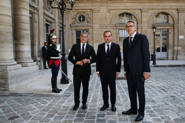 Le vice-président du Conseil d'Etat Marc Guillaume (d), le Garde des Sceaux Gérald Darmanin (g) et le Premier ministre Sébastien Lecornu devant le Conseil d'Etat le 21 mai 2026