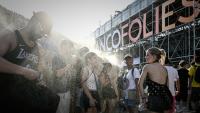 Des festivaliers se rafraîchissent à l'aide de brumisateurs aux Francofolies de La Rochelle, le 11 juillet 2026
