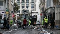 Des employés municipaux nettoient une rue jonchée de débris au lendemain d'une manifestation contre la vie chère, le 18 octobre 2026 à Marseille