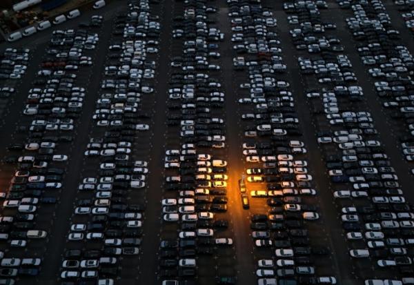 Vue aérienne de voitures de différentes marques prêtes à être exportées, dans un terminal logistique automobile à Essen, le 4 août 2025 dans l'ouest de l'Allemagne