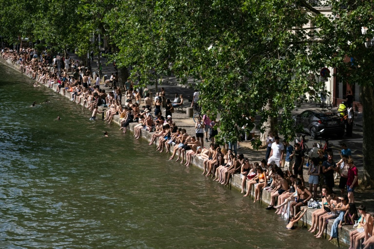 Sur le bord du canal Saint-Martin à Paris le 20 juin 2026 