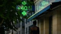 Un thermomètre de pharmacie affiche une température de 40°C à Bordeaux, eb Gironde, le 6 juillet 2026 lors d'une vague de chaleur en France