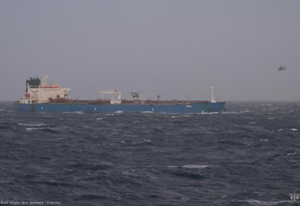 Photo diffusée par l'état-major français des armées, le 22 janvier 2026, montrant des hélicoptères au-dessus d'un pétrolier en mer Méditerranée