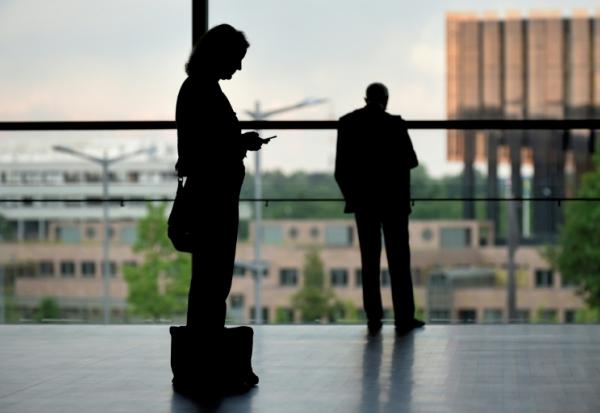Le texte prévoit que les entreprises précisent le salaire dans leurs offres d'emploi et que les salariés puissent connaître le niveau de rémunération de leurs collègues à postes équivalents