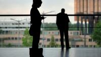 Le texte prévoit que les entreprises précisent le salaire dans leurs offres d'emploi et que les salariés puissent connaître le niveau de rémunération de leurs collègues à postes équivalents