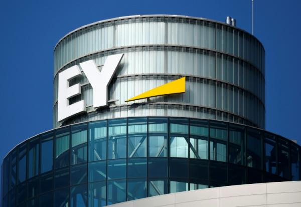 Logo du cabinet EY (Ernst & Young) à Madrid le 27 septembre 2018.
