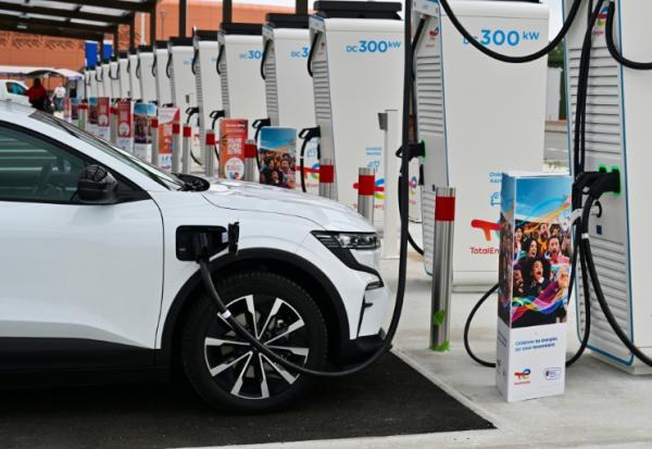 Une station de bornes de recharge pour voitures électrique sur une aire d'autoroute à Limours-Janvry, au sud de Paris, le 4 août 2023