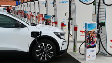 Une station de bornes de recharge pour voitures électrique sur une aire d'autoroute à Limours-Janvry, au sud de Paris, le 4 août 2023