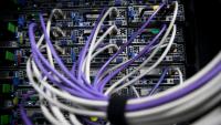 Câbles et serveurs dans une salle du data center Scaleway à Saint-Ouen-l'Aumône (Val-d'Oise)