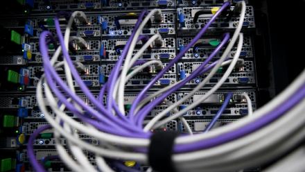 Câbles et serveurs dans une salle du data center Scaleway à Saint-Ouen-l'Aumône (Val-d'Oise)