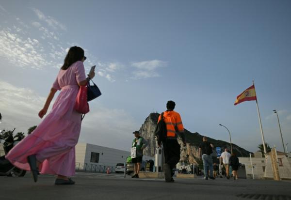 Des personnes arrivent à pied à La Línea de la Concepción, en Espagne, pour entrer dans le territoire britannique de Gibraltar sans contrôles frontaliers, le 15 juillet 2026