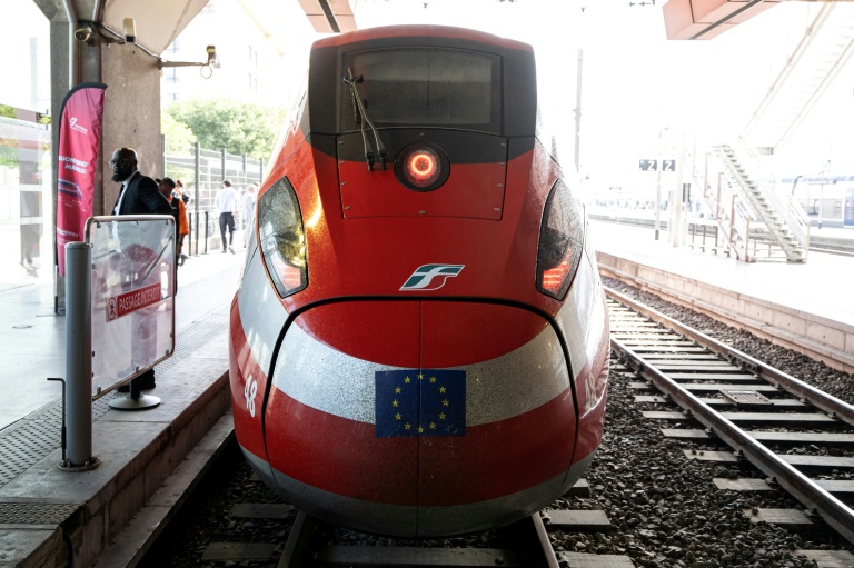 Le train à grande vitesse Frecciarossa de la compagnie ferroviaire Trenitalia arrivant dans la gare Saint-Charles de Marseille le 13 juin 2025 
