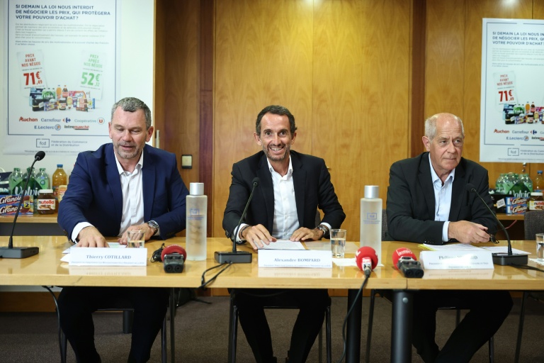 De gauche à droite, Thierry Cotillard, patron des Mousquetaires/Intermarché,  Alexandre Bompard, patron de Carrefour, et Philippe Michaud, celui de l'enseigne E.Leclerc, lors d'une conférence de presse au siège de la Fédération du commerce et de la distribution (FCD, à Paris le 22 JUIN 2026.