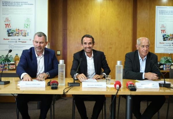 De gauche à droite, Thierry Cotillard, patron des Mousquetaires/Intermarché,  Alexandre Bompard, patron de Carrefour, et Philippe Michaud, celui de l'enseigne E.Leclerc, lors d'une conférence de presse au siège de la Fédération du commerce et de la distribution (FCD, à Paris le 22 JUIN 2026.