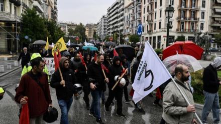Manifestation dans les rues de Thessalonique, en Grèce, lors d'une grève générale de 24 heures, le 1er octobre 2025