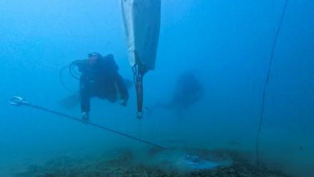 Des plongeurs professionnels installent un système d'amarrage écologique dans la baie de Porto Rafti, près d'Athènes, afin de protéger les herbiers de posidonie sensibles des fonds marins, le 11 février 2026 en Grèce