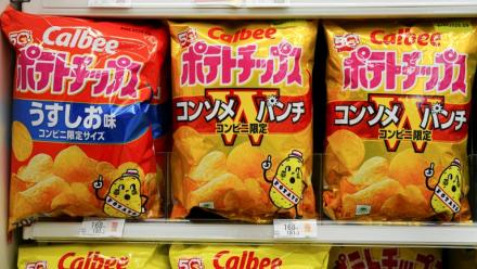 Des paquets de chips colorés de la marque Calbee dans un magasin de Tokyo le 12 mai 2026