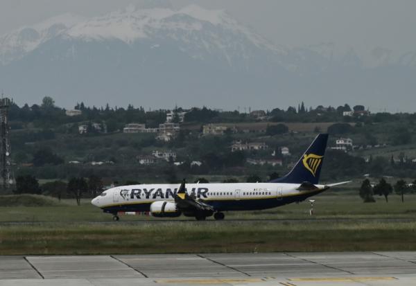 Un avion de la compagnie aérienne à bas coûts irlandaise Ryanair sur le tarmac de l'aéroport international de Thessalonique "Macédoine", le 7 mai 2026 
