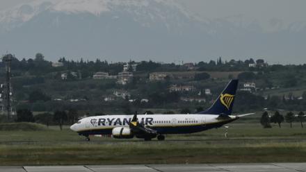 Un avion de la compagnie aérienne à bas coûts irlandaise Ryanair sur le tarmac de l'aéroport international de Thessalonique "Macédoine", le 7 mai 2026 