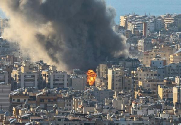 De la fumée s'élève après une frappe israélienne au sud de Beyrouth le 2 mars 2026, au Liban