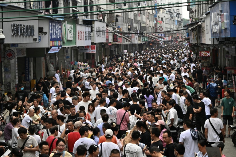 Demandeurs d'emplois et recruteurs se mêlent dans un village proche de Canton, en Chine, le 27 avril 2026