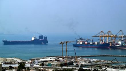 Des navires dans le port émirati de Khor Fakkan, le 14 juillet 2026