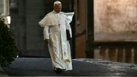Le pape Léon XIV quitte le Vatican et se rend à pied à sa résidence après une réunion de deux jours avec les cardinaux dans le cadre d'un consistoire extraordinaire au Vatican, le 8 janvier 2026