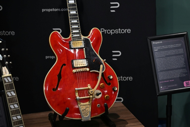 La guitare de Noel Gallagher, endommagée par son frère Liam le soir de la séparation d'Oasis, dont la valeur est estimée entre 288.000 et 576.000 euros, avant une vente aux enchères à Londres, le 21 octobre 2025