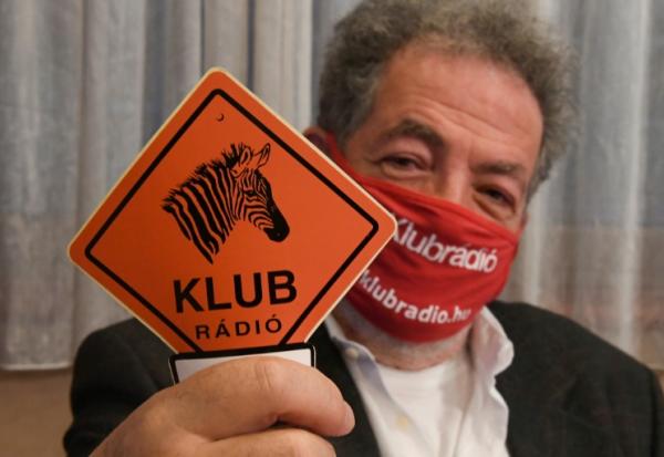 Le président de la radio hongroise indépendante Klubradio, Andras Arato, au siège de la station à Budapest, après avoir perdu son autorisation d'émettre, le 9 février 2021