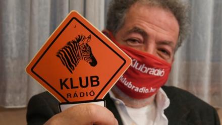 Le président de la radio hongroise indépendante Klubradio, Andras Arato, au siège de la station à Budapest, après avoir perdu son autorisation d'émettre, le 9 février 2021