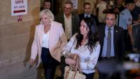 (g-d) La présidente du groupe parlementaire du Rassemblement national (RN), Marine Le Pen, le maire de Perpignan, Louis Aliot, et la députée européenne Catherine Griset arrivent pour assister au prononcé du verdict en appel concernant d'anciens et d'actuels membres du RN, poursuivis pour détournement de fonds publics européens dans l'affaire des emplois présumés fictifs au Parlement européen, à la cour d'appel de Paris, le 7 juillet 2026