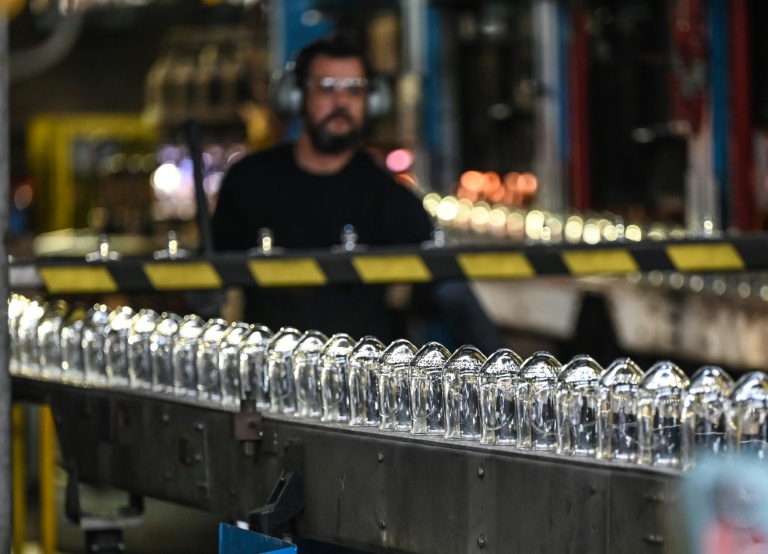 Un employé sur une chaîne de production du verrier Arc, le 13 septembre 2022 à Arques, dans le Pas-de-Calais
