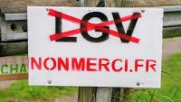 Panneau d'opposition au projet de ligne à grande vitesse du Sud-Ouest le 11 novembre 2024 à Saint-Jory 