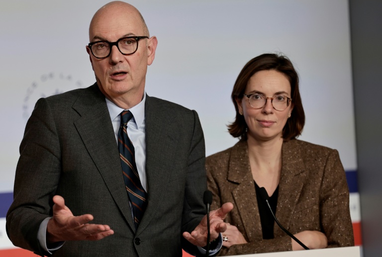 Le ministre de l'Économie Roland Lescure s'adresse aux médias aux côtés de la ministre des Comptes publics Amélie de Montchalin (à droite), après un Conseil des ministres extraordinaire à l'Élysée, à Paris, le 22 décembre 2025