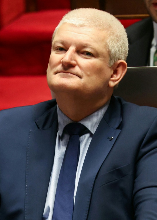 Olivier Falorni, député du groupe Les Démocrates et rapporteur du projet de loi sur le droit à l'aide à mourir, observe le déroulement d'une séance à l'Assemblée nationale, à Paris, le 25 février 2026