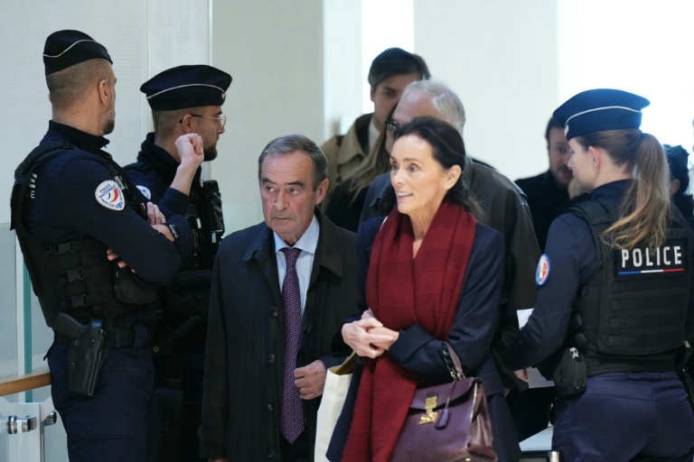 L'ex-PDG de Lafarge, Bruno Lafont, et l'avocate Jacqueline Laffont, au premier jour du procès au tribunal à Paris le 4 novembre 2025