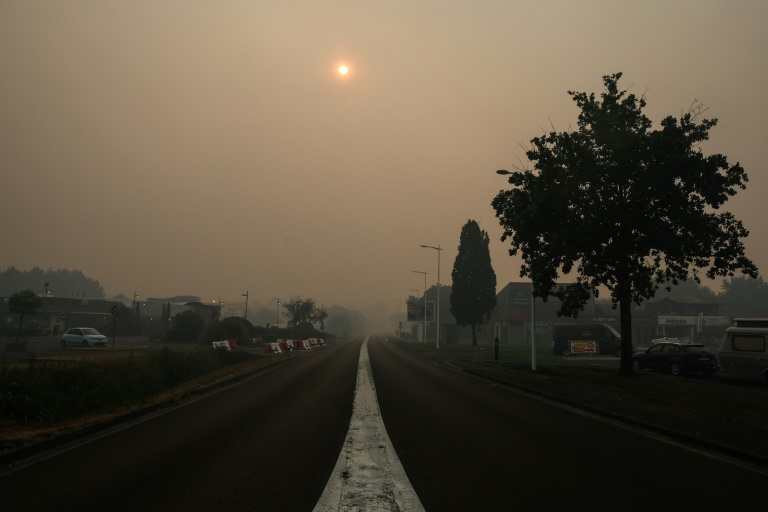 L'entrée de Biscarrosse (sud-ouest), sous un ciel jauni par les fumées d'un incendie de forêt qui se propage dans les environs, le 24 juillet 2026
