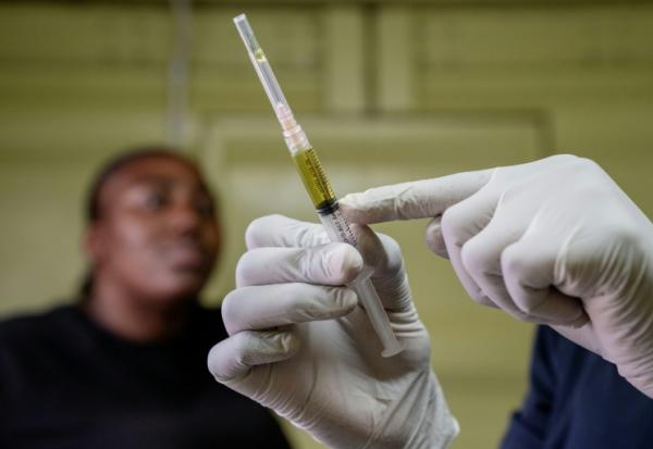 Un infirmier prépare une seringue remplie de lénacapavir dans une clinique près de Pretoria, en Afrique du Sud, le 2 décembre 2025