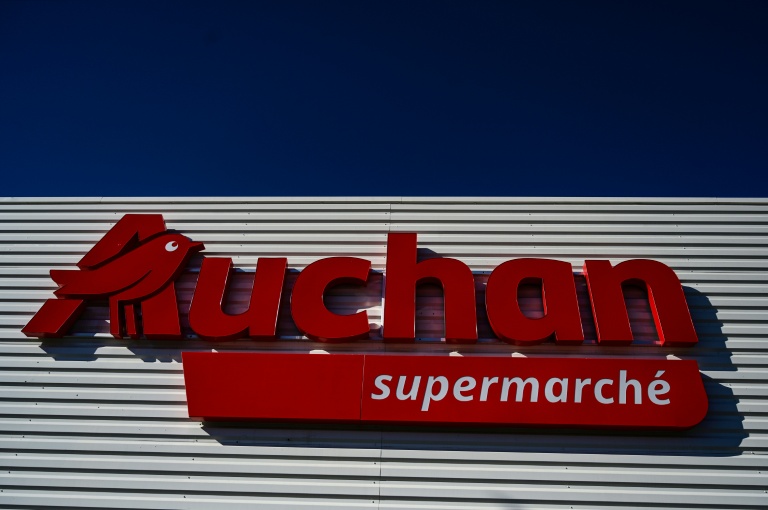 A l'aube d'une bascule inédite des supermarchés Auchan sous une bannière concurrente, les clients de l'enseigne à l'oiseau rouge espèrent des effets positifs sur leur panier de courses, à défaut de partager les inquiétudes des salariés