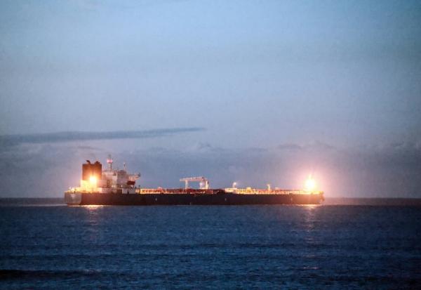 Le pétrolier Grinch, soupçonné d'appartenir à la flotte fantôme russe, au mouillage sous la garde de la Marine française dans le golfe de Fos, près du port de Marseille-Fos, le 25 janvier 2026