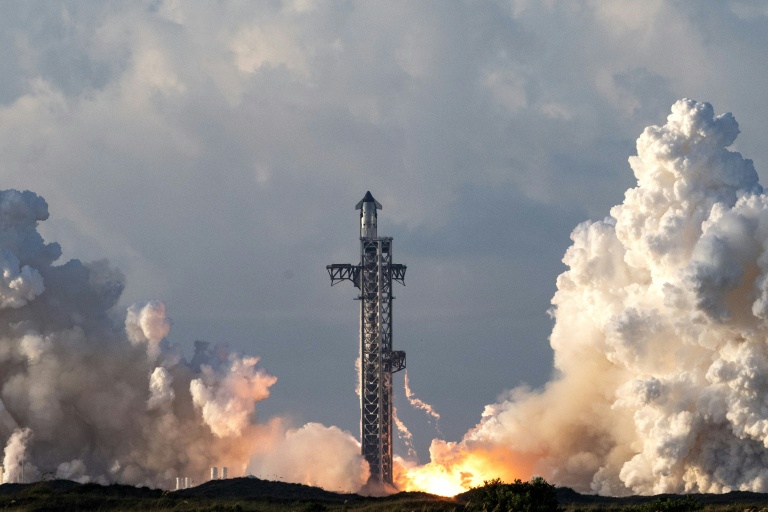 La superfusée Starship de SpaceX, au décollage sur la base Starbase, au Texas (sud), lors de son 14e vol expérimental, le 28 septembre 2026
