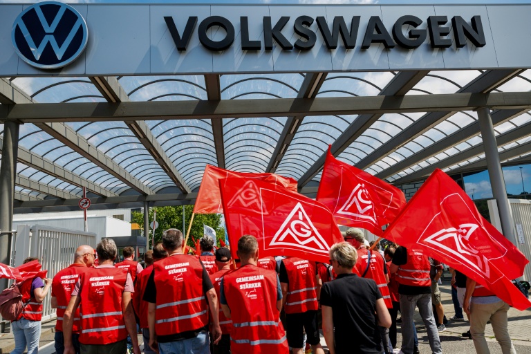 Des salariés de Volkswaggen, portant des drapeaux d'IG Metall, protestant contre le plan de restructuration préparé par la direction, à Zwickau, le 9 juillet 2026