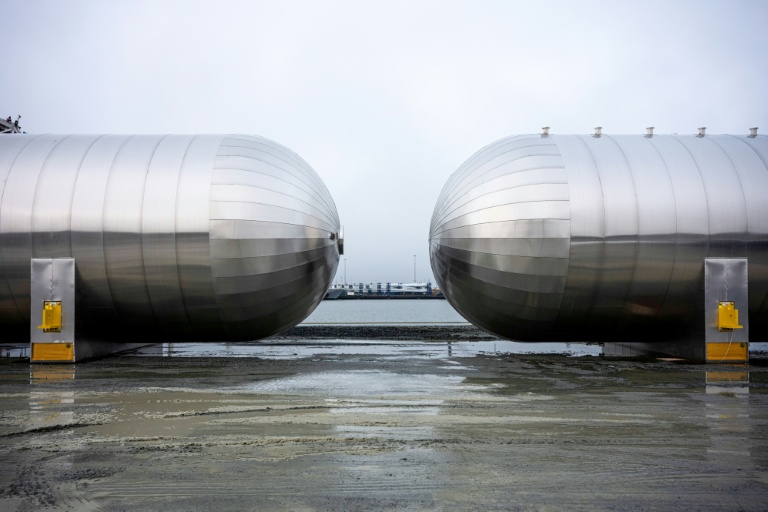 Des conteneurs destinés au stockage de CO2 liquéfié sur le chantier du terminal de Greensand, dans le port d'Esbjerg, dont l'achèvement est prévu au printemps 2026, le 24 novembre 2025 au Danemark