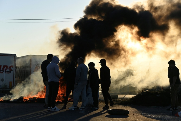 Des pêcheurs brûlent des pneus sur une route pour bloquer l'accès au dépôt pétrolier de Frontignan, lors d'une manifestation contre la hausse des prix du carburant, le 17 septembre 2026 près de Sète, dans l'Hérault