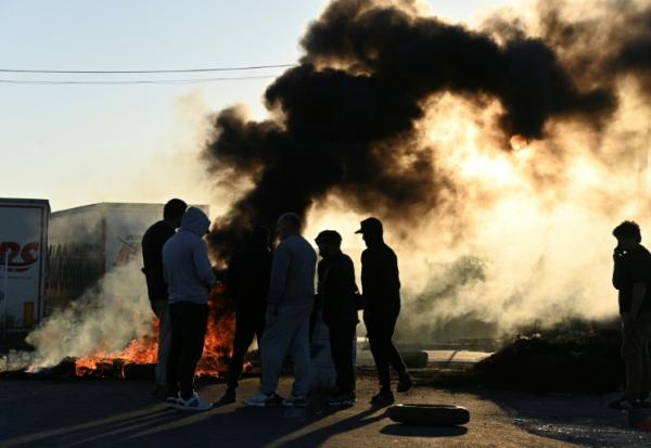Des pêcheurs brûlent des pneus sur une route pour bloquer l'accès au dépôt pétrolier de Frontignan, lors d'une manifestation contre la hausse des prix du carburant, le 17 septembre 2026 près de Sète, dans l'Hérault